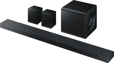 Die schwarze samsung hw-qs760f Soundbar mit kabellosem Subwoofer in einem modernen Wohnzimmer.