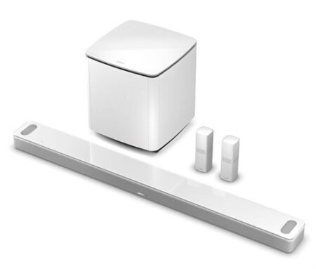 Bose Smart Ultra Dolby Atmos Weiß Soundbar kombiniert mit einem Bass Module 700 auf einem Sideboard.