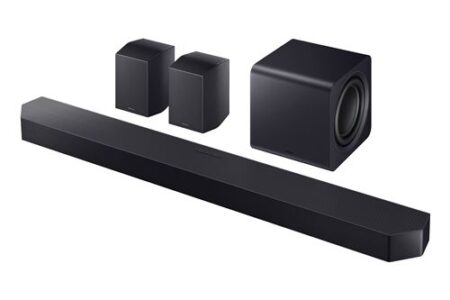 Die schwarze Samsung HW-Q995F soundbar mit dolby atmos 2025 inklusive Subwoofer und Rücklautsprechern in einem modernen Setup.