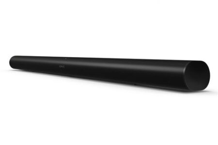 Sonos arc ultra schwarz soundbar mit schlankem Design unter einem Fernseher für immersiven Dolby Atmos Klang im Wohnzimmer