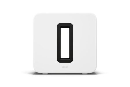 Der elegante sonos sub 4 weiß steht kabellos neben einem modernen Sofa im Wohnzimmer.