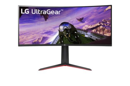 Ein schwarz-roter LG 34GP63AP-B monitor für professionelles gaming zeigt eine schnelle Action-Szene aus einem Videospiel.