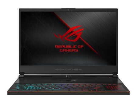 Ein besonders flacher schwarzer asus rog zephyrus s mit beleuchteter Tastatur und geöffnetem Kühlsystem auf einem Tisch.