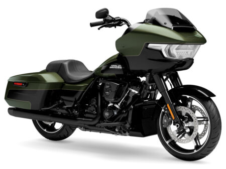 Schwarze harley-davidson road glide 2026 mit modernem Touring-Design und großem Frontverkleidungssystem auf weißem Hintergrund.