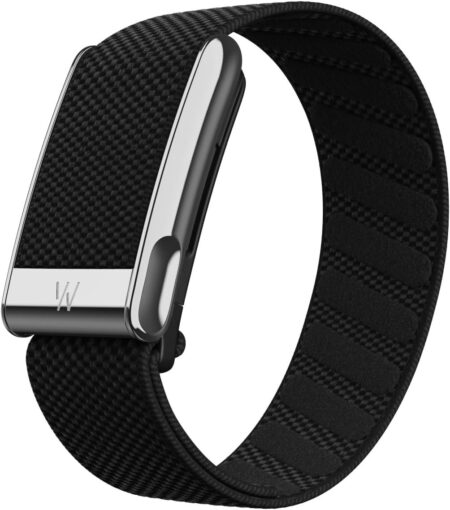 Der minimalistische schwarze whoop 5.0 fitness tracker sitzt perfekt am Handgelenk eines Sportlers während des Trainings.