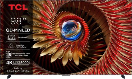 Der großformatige tcl 98q8c Fernseher zeigt ein farbenfrohes 4K-Bild in einem modernen Wohnzimmer