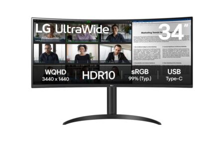 Ein schwarzer LG 34WR55QK-B monitor für gaming-setup mit geschwungenem Display in einer dunklen Umgebung.