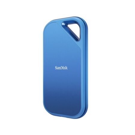 Eine kompakte blaue SanDisk Creator Pro 1TB externe ssd verbunden mit einem modernen Smartphone für Backups.