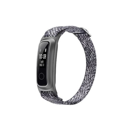 Das sportliche honor band 5 Armband wird für die Laufanalyse an einem Sportschuh befestigt.
