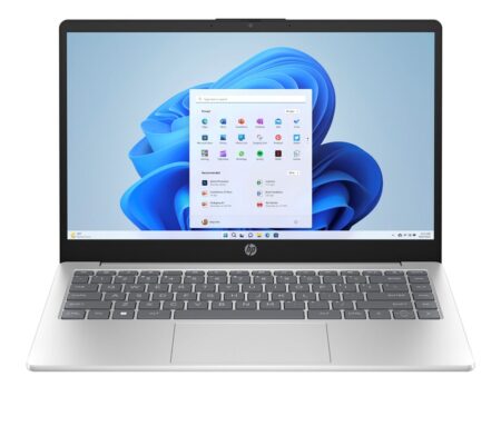 Ein eleganter silberner HP 15-fc0150nf Laptop mit geöffnetem Full HD Display auf einem modernen Schreibtisch.