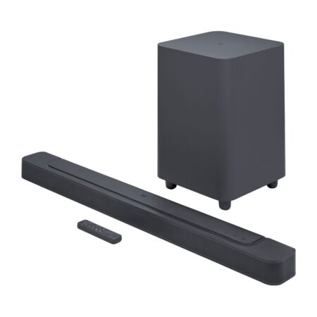 Jbl bar 500 dolby atmos 5.1 soundbar leistungsstark mit kabellosem Subwoofer in modernem Wohnzimmer Setup