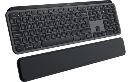 Die elegante graue Logitech MX Keys S kabellose tastatur mit Schweizer QWERTZ-Layout auf einem modernen Bürotisch.