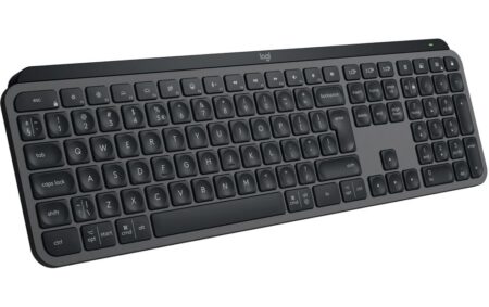 Die elegante graue Logitech MX Keys S kabellose tastatur mit Schweizer QWERTZ-Layout auf einem modernen Bürotisch.