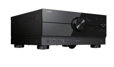 Yamaha aventage rx-a4a heimkino verstärker kraftvoll in schwarzem Design im modernen Wohnzimmer mit angeschlossenem Heimkino System