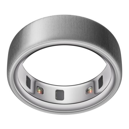 Der elegante matt gebürstete silberne oura ring 4 in Größe 7 wird auf einer modernen Ladestation präsentiert.