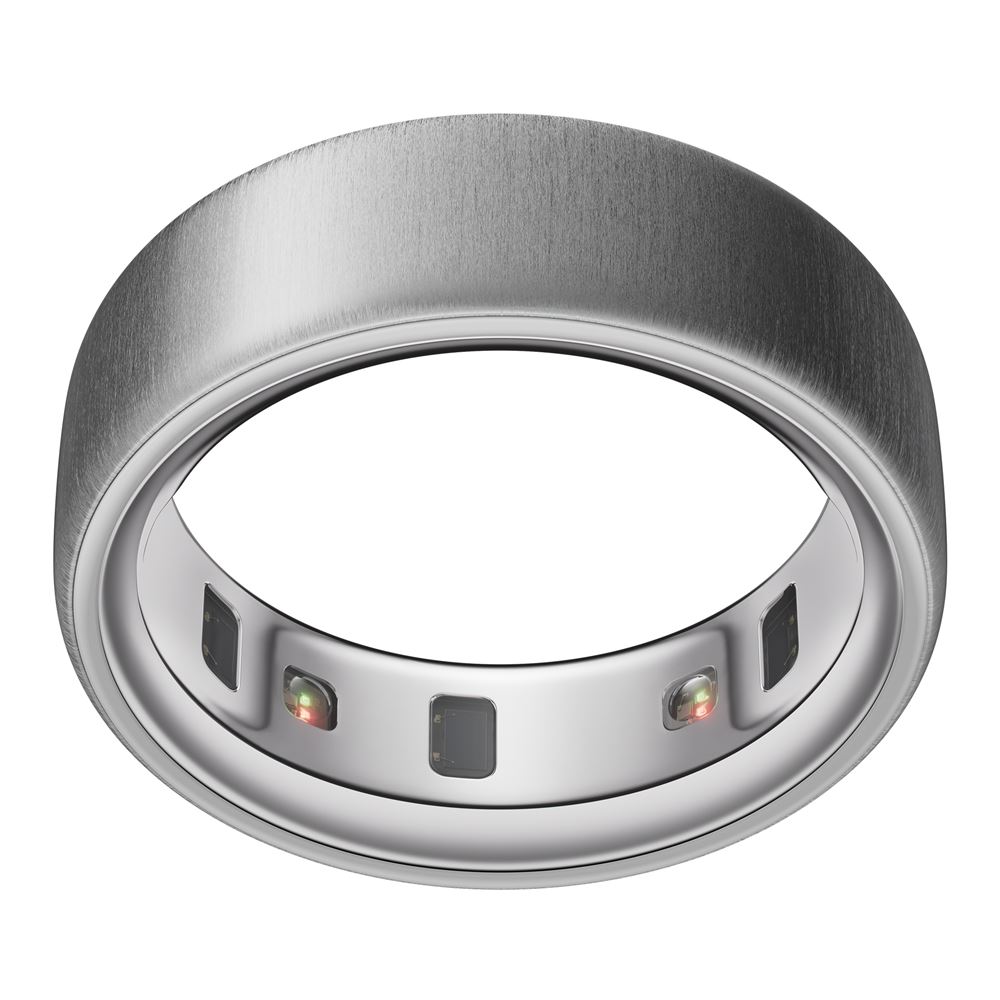 Der elegante matt gebürstete silberne oura ring 4 in Größe 7 wird auf einer modernen Ladestation präsentiert.