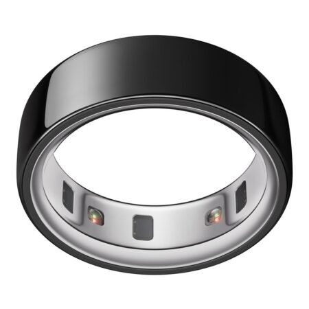 Der elegante schwarze oura ring 4 in Größe 10 wird auf einer glänzenden Ladestation präsentiert.