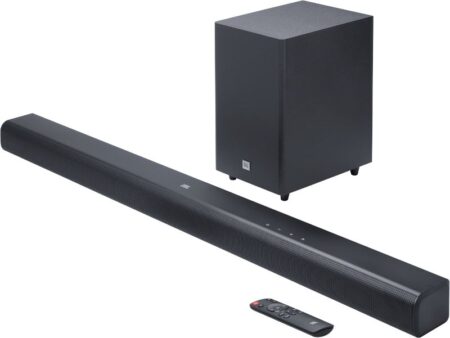Jbl sb560 dolby audio 3.1 soundbar kraftvoll mit kabellosem Subwoofer vor einem Fernseher im modernen Wohnzimmer setup