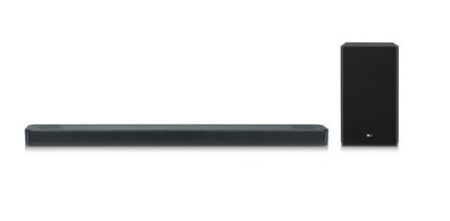 Lg sl8yg dolby atmos 3.1.2 soundbar kraftvoll mit kabellosem Subwoofer unter einem Fernseher im modernen Wohnzimmer Heimkino Setup