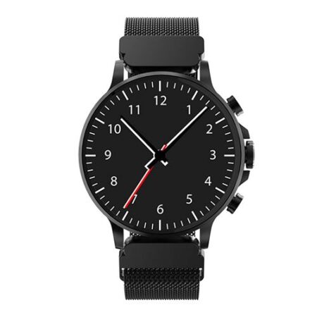Das schwarze bigben armband aus robustem Milanaise-Edelstahl liegt ausgebreitet auf einem dunklen Hintergrund.