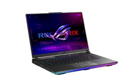 Ein leistungsstarker ASUS ROG Strix SCAR 16 gaming pc Laptop mit beleuchteter Tastatur und Intel Core Ultra 9 Anzeige.