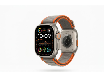 Die robuste titanfarbene apple watch ultra 2 in der Armbandgröße SM wird flach auf einem Tisch präsentiert.