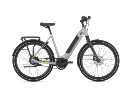 Ein elegantes gazelle ultimate c380 hmb Premium-E-Bike mit sportlichem Rahmen in der Seitenansicht vor neutralem Hintergrund.