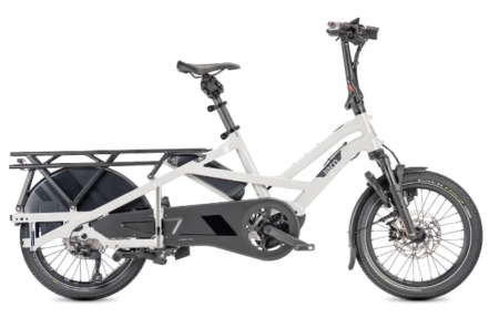 Ein zusammengeklapptes brompton electric c line in der Seitenansicht auf einem sauberen, hellen Hintergrund.