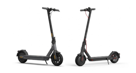Ein hochwertiger xiaomi electric scooter 4 pro E-Scooter in der Seitenansicht, fotografiert vor einer modernen urbanen Stadtkulisse.Ein hochwertiger xiaomi electric scooter 4 pro E-Scooter in der Seitenansicht, fotografiert vor einer modernen urbanen Stadtkulisse.