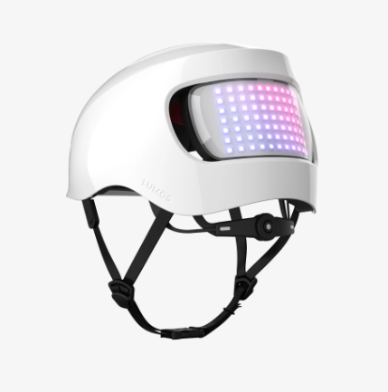 Ein hochwertiger lumos matrix helm mit aktiven LED-Lichtern, perfekt für die sichere Fahrt in der Stadt bei Dämmerung.