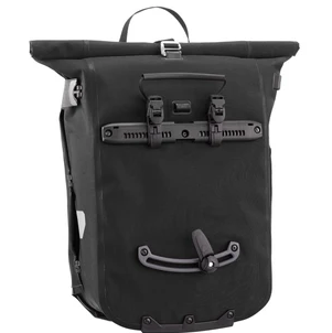 Eine ortlieb vario Tasche, die als Rucksack auf dem Rücken getragen wird und gleichzeitig als Fahrradtasche am Gepäckträger montiert werden kann.