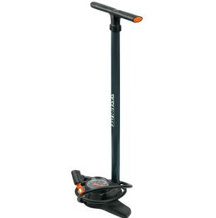Eine hochwertige sks germany fahrradpumpe, die präzise an einem Fahrradreifen angesetzt wird, um den Luftdruck effizient zu erhöhen.