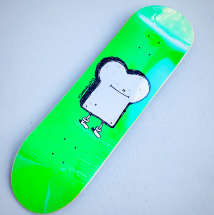 Ein hochwertiges cleptomanicx logo deck mit markantem Logo, bereit für die Montage in einem professionellen Skate-Setup.