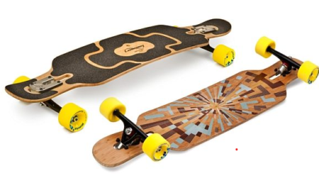 Ein hochwertiges loaded boards tan tien complete Longboard mit Bambus-Design, bereit für eine dynamische Fahrt durch die Stadt.