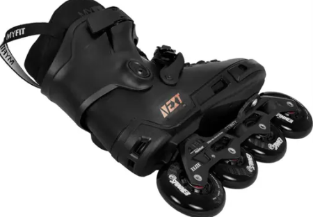 Sportliche powerslide next core 80 Inline Skates auf asphaltiertem Untergrund in einer urbanen Umgebung.
