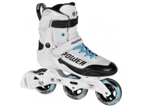 Ein Paar Powerslide Inlineskates Phuzion Radon auf einer Asphaltfläche für fitnessorientierte Skater präsentiert.
