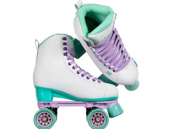Ein Paar stylische Chaya Melrose Rollschuhe im Retro-Look, bereit für eine Fahrt auf asphaltierten Wegen.