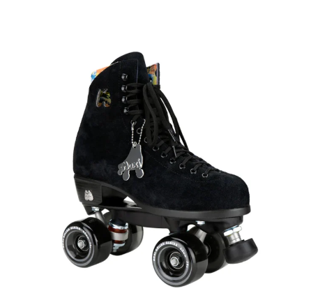 Ein Paar Moxi Lolly Rollschuhe in klassischem Design, ideal für stilvolles Skaten auf der Straße oder im Park.