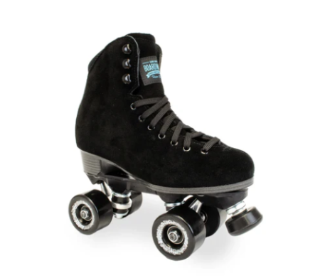 Ein Paar Sure-Grip Boardwalk Rollschuhe in klassischem Design, ideal für komfortables Skaten auf der Straße oder im Park.