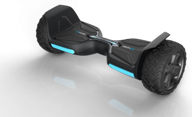 Ein leistungsstarker IO Hawk Cross E-Scooter in robuster Optik, bereit für eine Fahrt auf anspruchsvollen Offroad-Wegen.