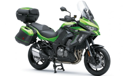 Schwarze kawasaki versys 1100 se mit moderner Touring Ausstattung auf weißem Hintergrund.