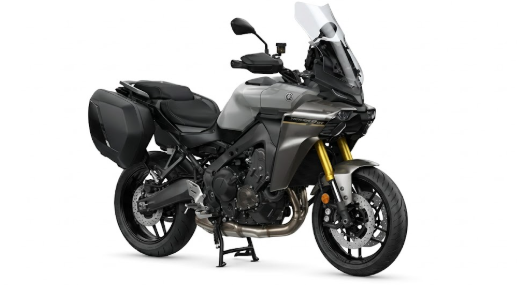 Blaue yamaha tracer 9 gt mit moderner Touring Ausstattung auf weißem Hintergrund.
