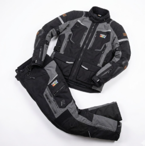 Laminierte touringjacke von Rukka und Stadler für lange Motorradreisen mit wasserdichtem Schutz und hohem Komfort.
