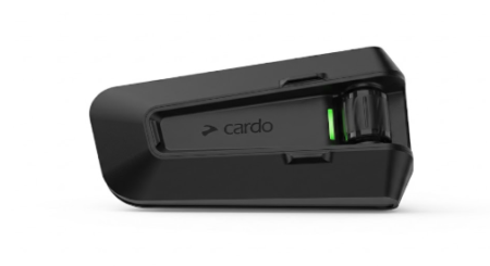 Leistungsstarkes motorrad intercom Cardo Packtalk PRO mit moderner Bluetooth- und Mesh-Technologie am Motorradhelm montiert.