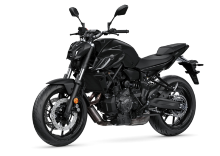 Schwarze yamaha mt-07 mit modernem Naked-Bike-Design und starkem CP2-Zweizylindermotor auf der Straße.