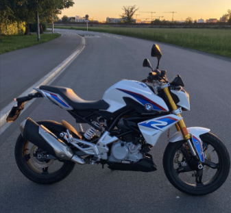BMW G 310 R Motorrad in modernem Design auf einer Stadtstraße geparkt.