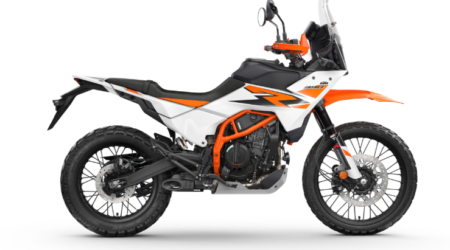 KTM 390 Adventure Reiseenduro in modernem Orange auf einer Bergstraße geparkt.