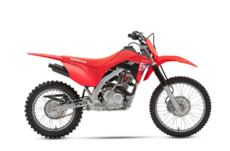 Honda CRF125F Offroad Crossmotorrad in roter Farbe auf einer Motocross-Strecke
