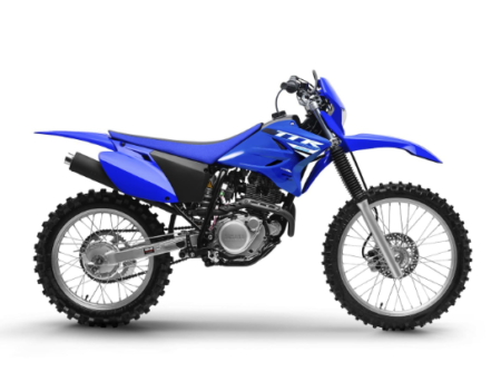 Blaues yamaha tt-r 230 Offroad-Motorrad auf einer Gelände-Strecke mit robuster Federung und modernen Reifen.