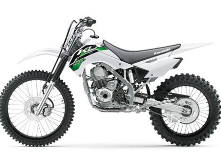 Grünes kawasaki klx 140 Dirt Bike auf einer Offroad-Strecke mit robuster Federung und sportlichem Design.